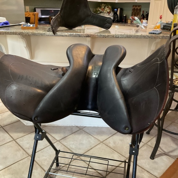 Devoucoux Chiberta Saddle 17.5 inch seat, 2013, cover and two girths, rich brown - Picture 7 of 16